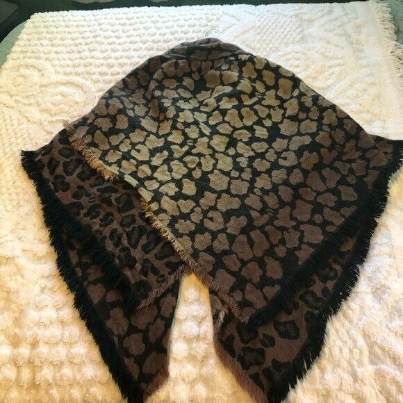 Modena New York NWT leopard print poncho. One size, toggle buttons - Picture 7 of 7